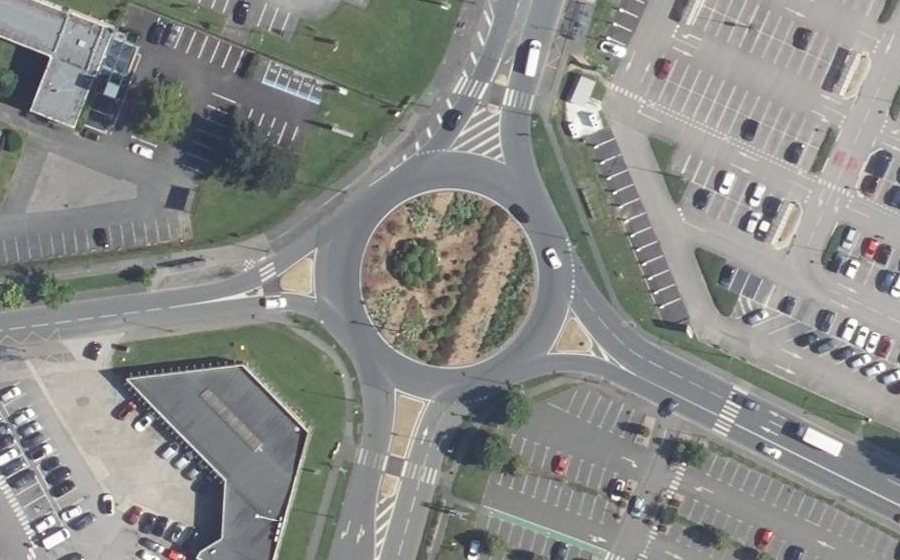 Vue aérienne du Rond-point anonyme n°573279090