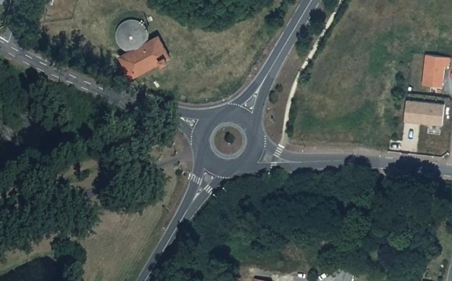 Vue aérienne du Rond-point anonyme n°573409691