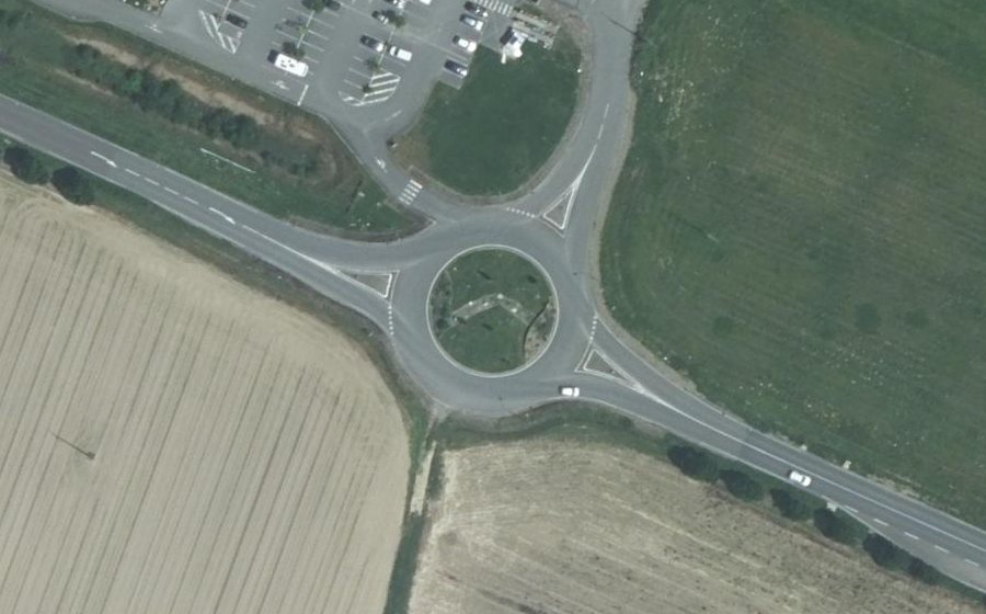 Vue aérienne du Rond-point anonyme n°573521336