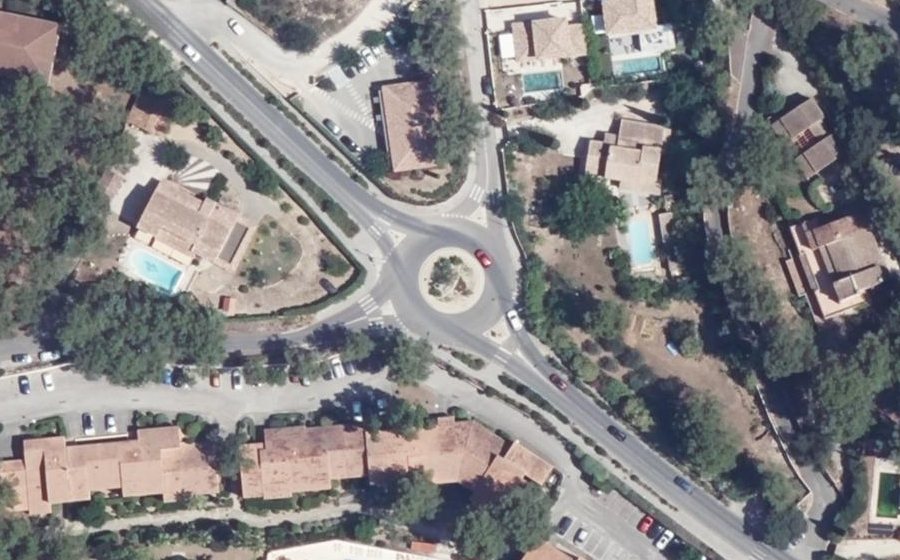 Vue aérienne du Rond-point anonyme n°573590177