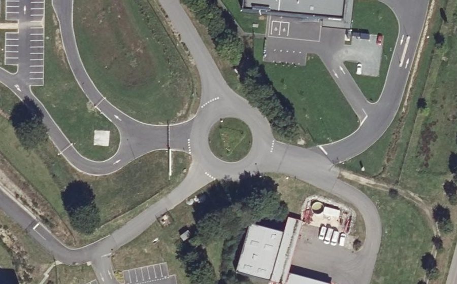 Vue aérienne du Rond-point anonyme n°573697369