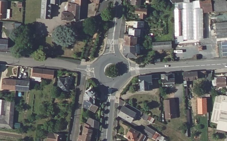 Vue aérienne du Rond-point anonyme n°57396355