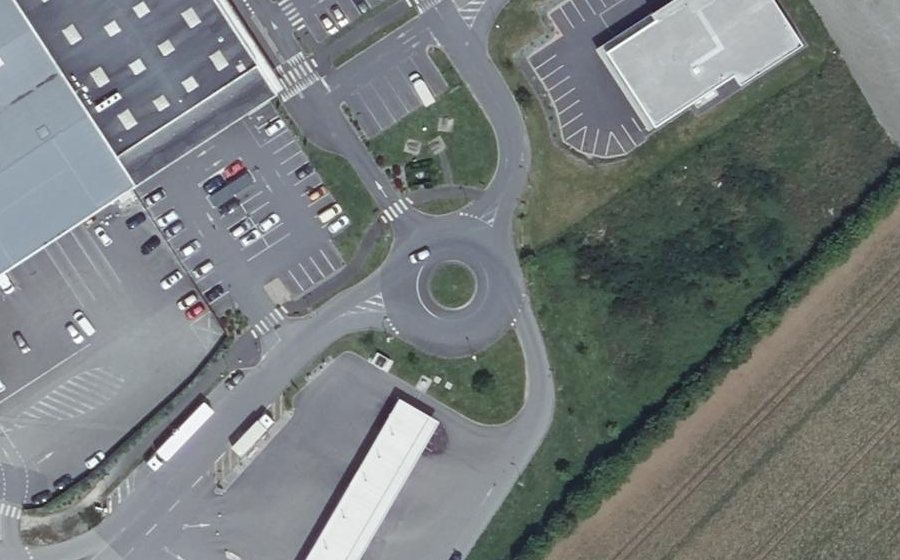 Vue aérienne du Rond-point anonyme n°574620435