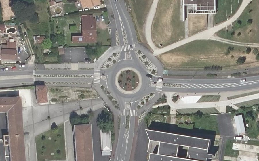 Vue aérienne du Rond-point anonyme n°575217468