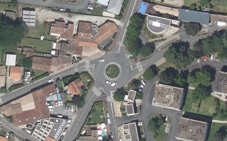 Vue aérienne du Rond-point anonyme n°575220258
