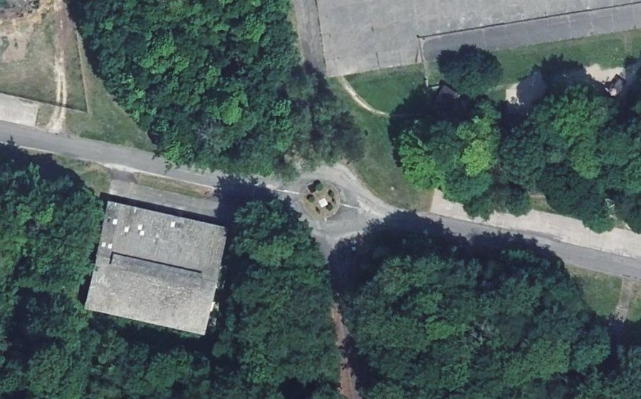 Vue aérienne du Rond-point anonyme n°57528465