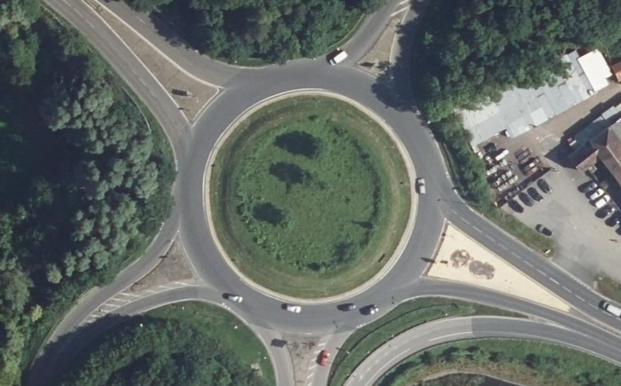 Vue aérienne du Rond-point anonyme n°575678961