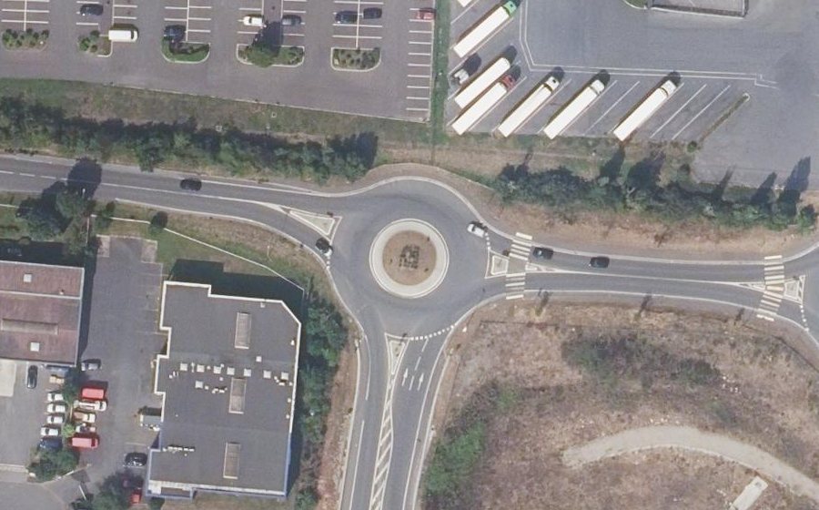 Vue aérienne du Rond-point anonyme n°576036531