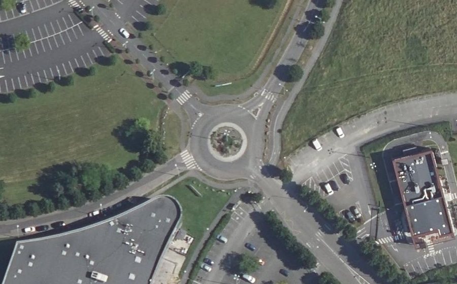 Vue aérienne du Rond-point anonyme n°576460097