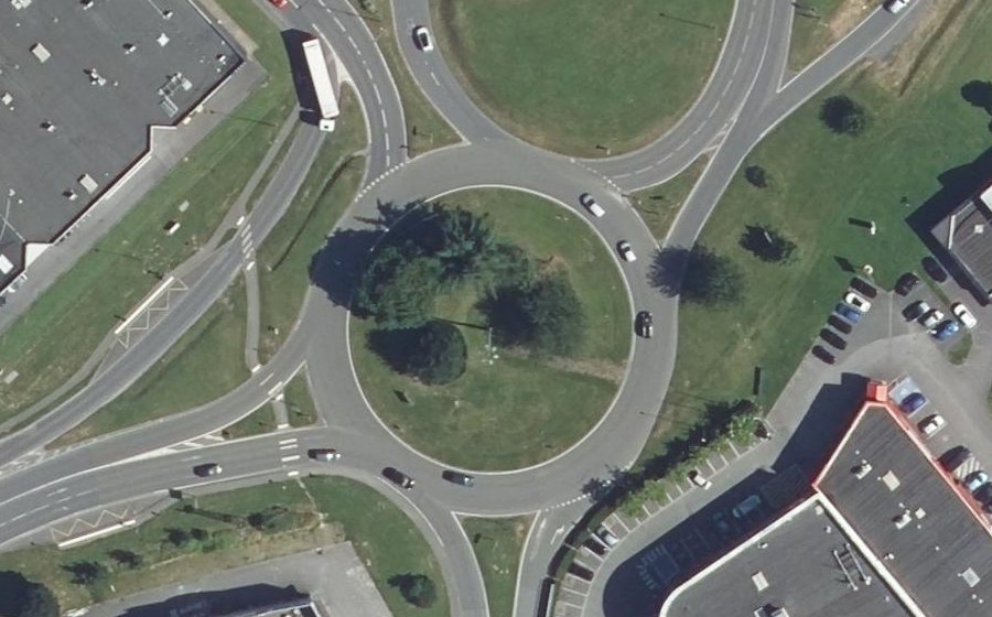 Vue aérienne du Rond-point anonyme n°576579936