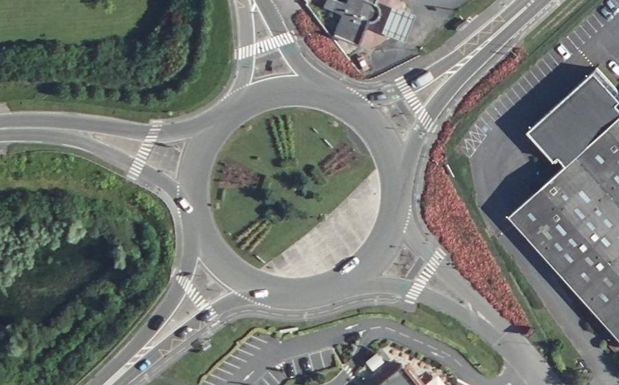 Vue aérienne du Rond-point anonyme n°576593619