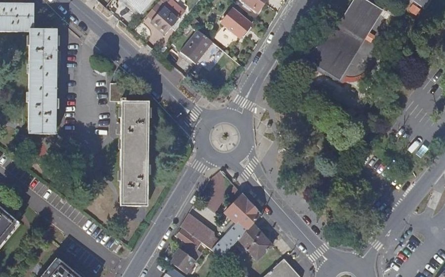 Vue aérienne du Rond-point anonyme n°577213760