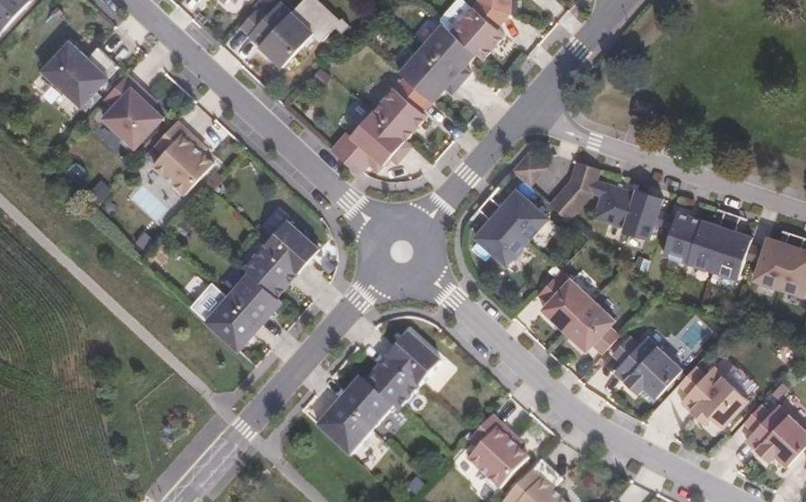Vue aérienne du Rond-point anonyme n°577283191