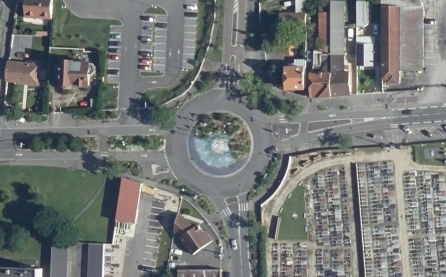 Vue aérienne du Rond-point anonyme n°577316606