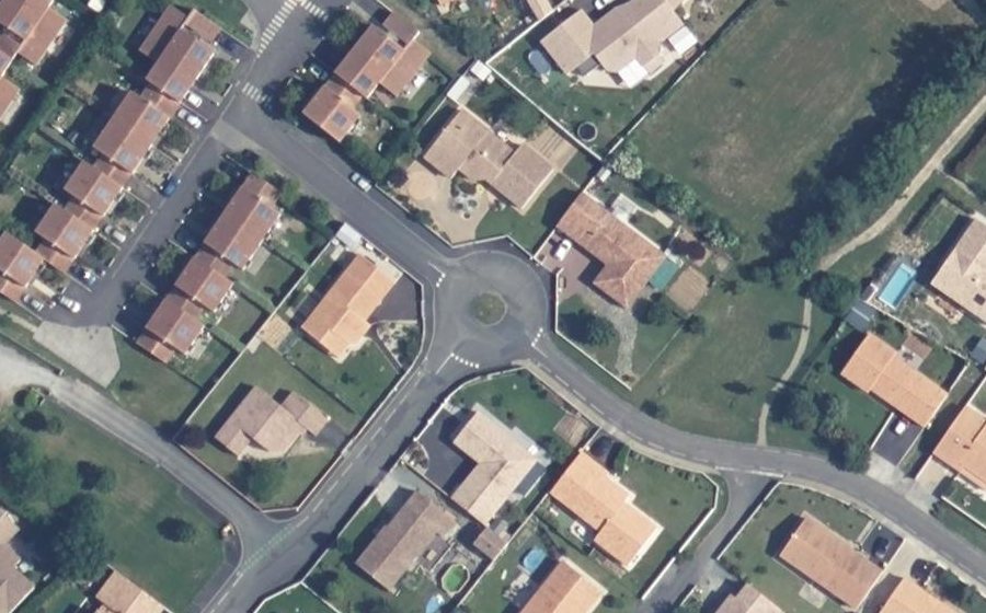 Vue aérienne du Rond-point anonyme n°577320676