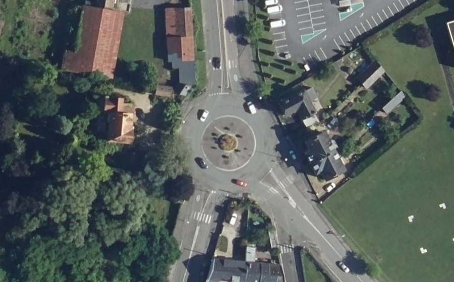 Vue aérienne du Rond-point anonyme n°577571638