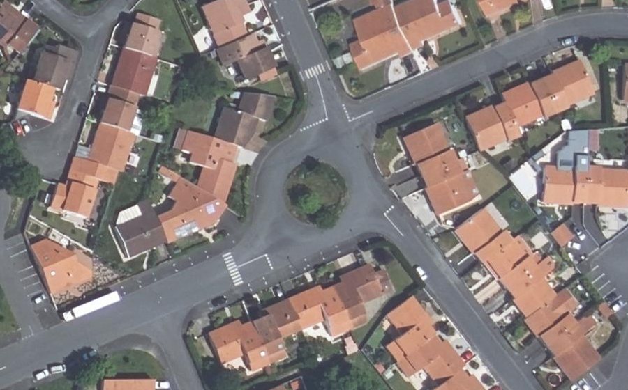 Vue aérienne du Rond-point anonyme n°57772618