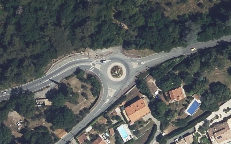 Vue aérienne du Rond-point anonyme n°577784176
