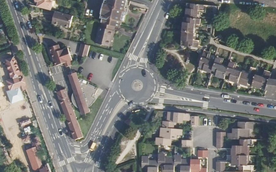 Vue aérienne du Rond-point anonyme n°577805464