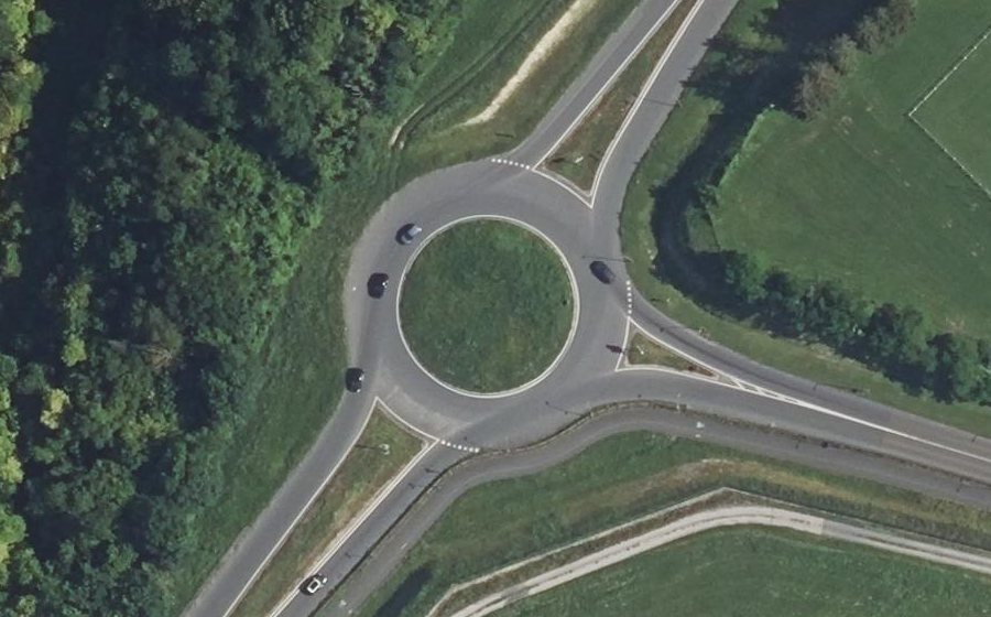 Vue aérienne du Rond-point anonyme n°577834328