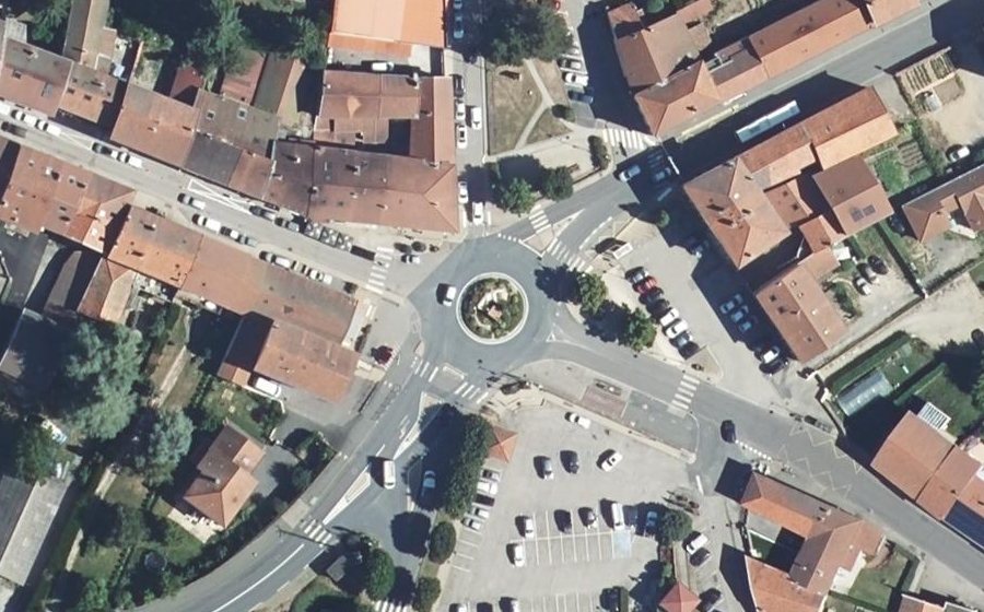Vue aérienne du Rond-point anonyme n°577840448