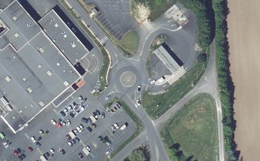 Vue aérienne du Rond-point anonyme n°577992531