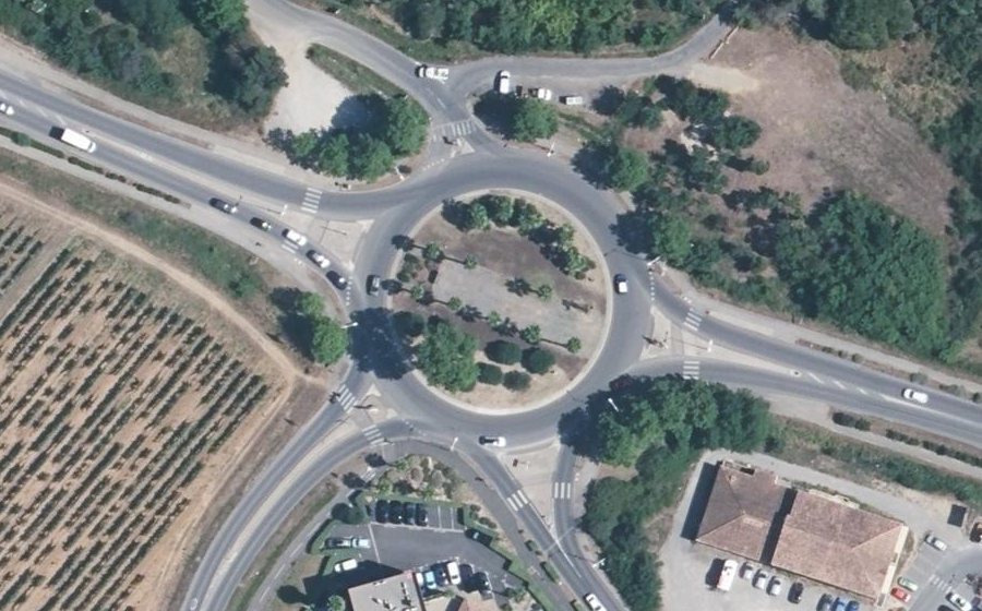 Vue aérienne du Rond-point anonyme n°57816052