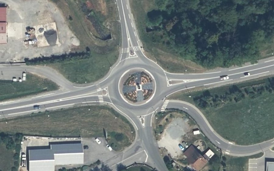 Vue aérienne du Rond-point anonyme n°578603696