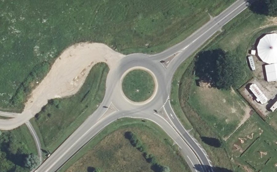 Vue aérienne du Rond-point anonyme n°579036259