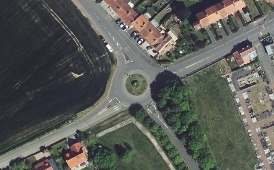 Vue aérienne du Rond-point anonyme n°57907857