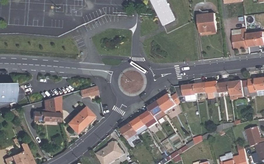 Vue aérienne du Rond-point anonyme n°57941025