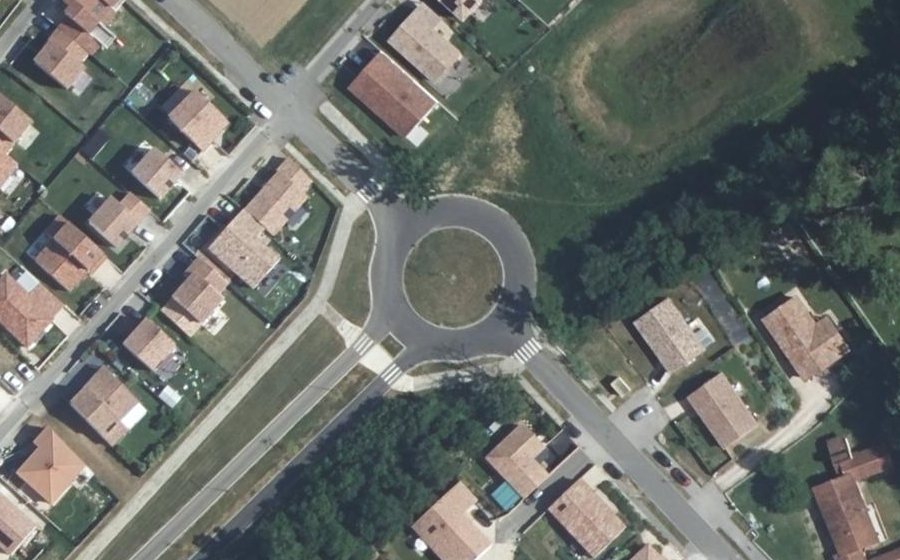 Vue aérienne du Rond-point anonyme n°579506570