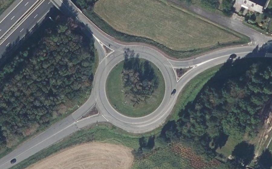 Vue aérienne du Rond-point anonyme n°57959771