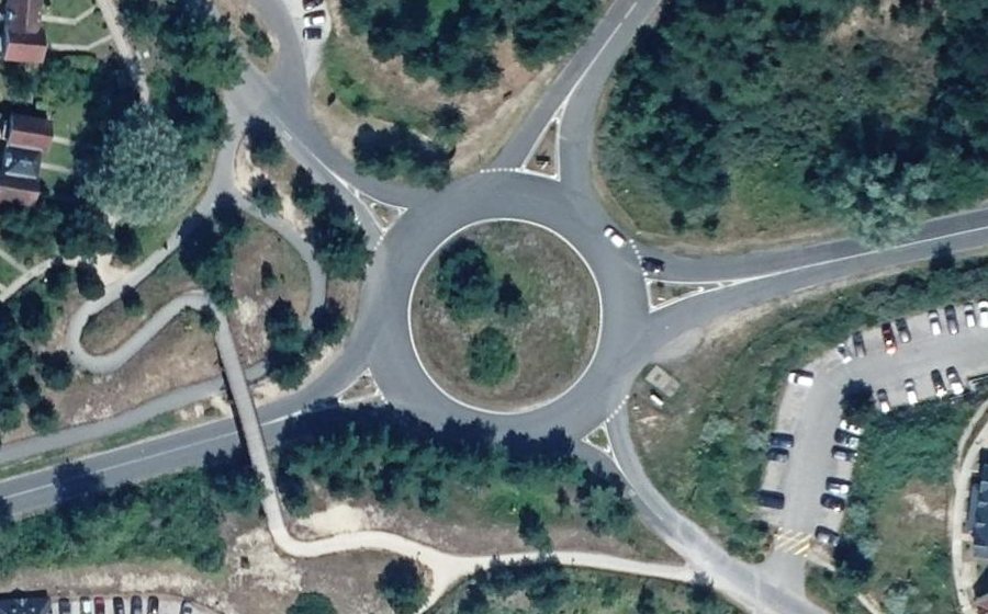 Vue aérienne du Rond-point anonyme n°57962673