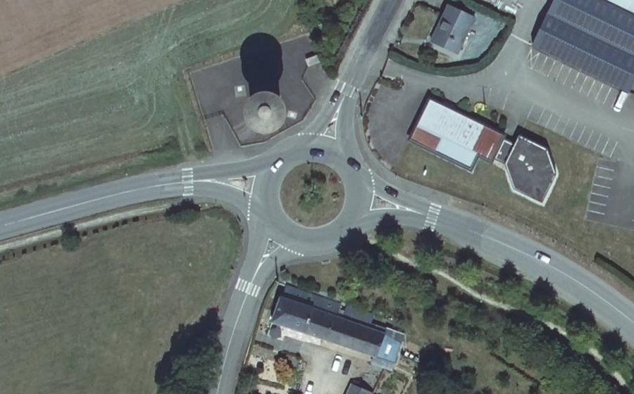 Vue aérienne du Rond-point anonyme n°57963602