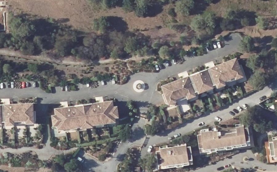 Vue aérienne du Rond-point anonyme n°579983708