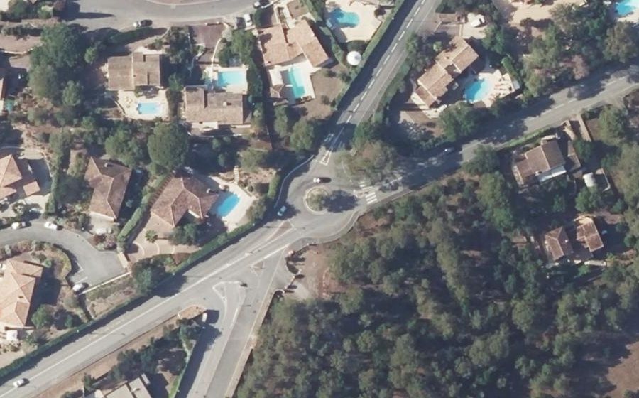 Vue aérienne du Rond-point anonyme n°579986216