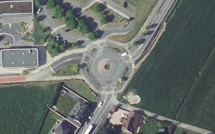 Vue aérienne du Rond-point anonyme n°580123668
