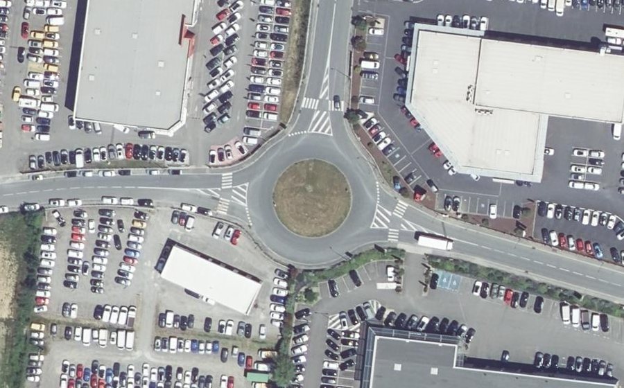 Vue aérienne du Rond-point anonyme n°580214216