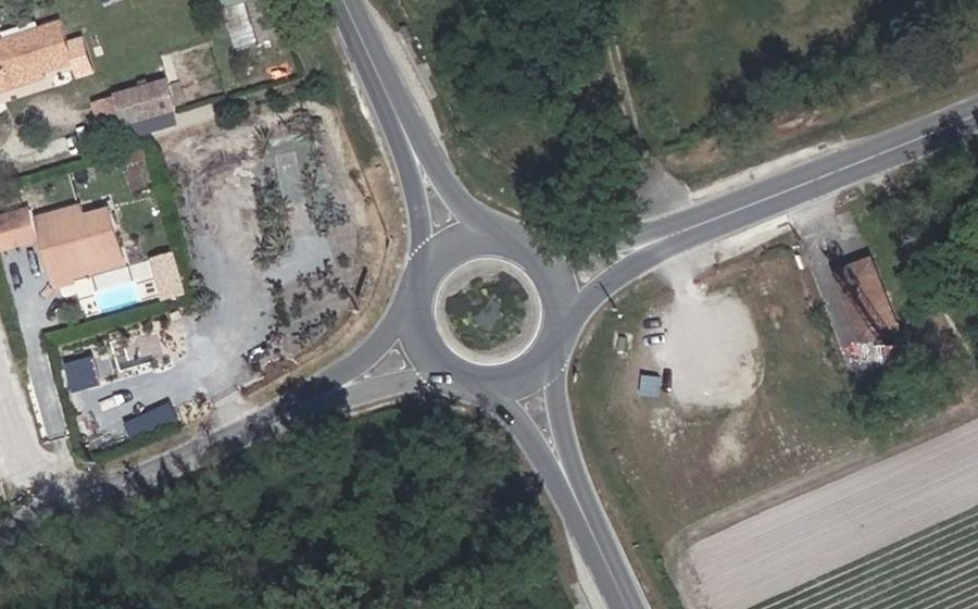 Vue aérienne du Rond-point anonyme n°580231044