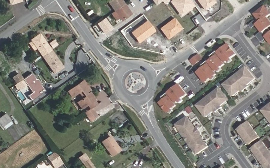 Vue aérienne du Rond-point anonyme n°580392579