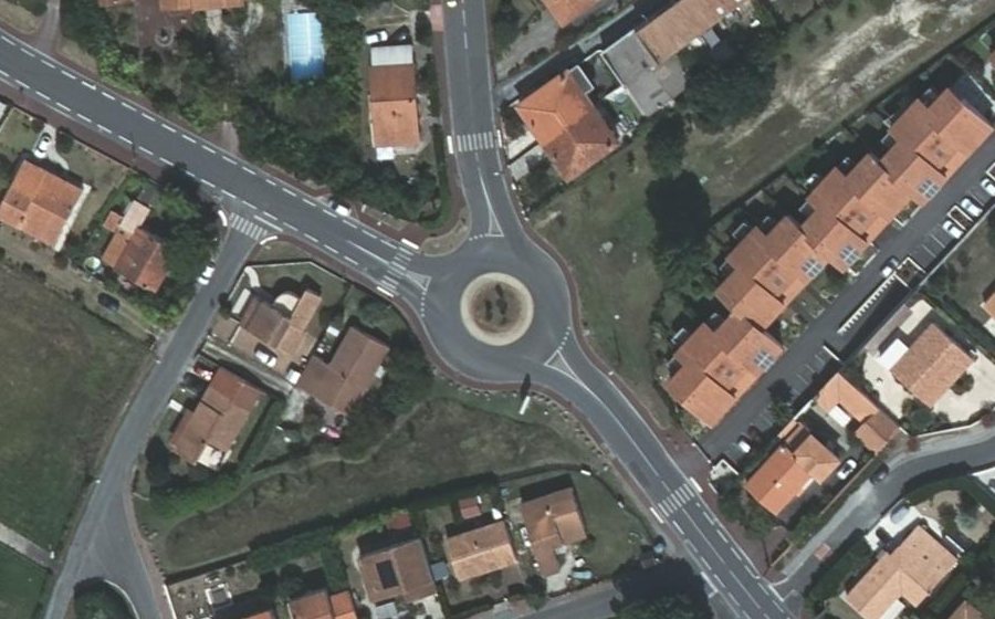 Vue aérienne du Rond-point anonyme n°580673505