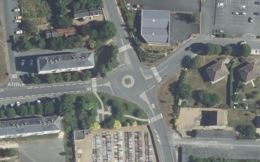 Vue aérienne du Rond-point anonyme n°58073132