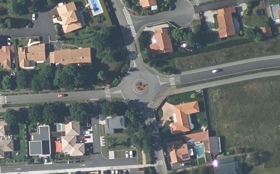 Vue aérienne du Rond-point anonyme n°580949527