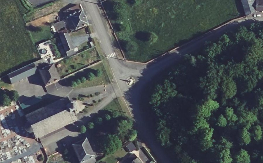 Vue aérienne du Rond-point anonyme n°58113203