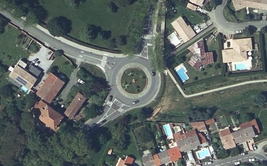 Vue aérienne du Rond-point anonyme n°58116455