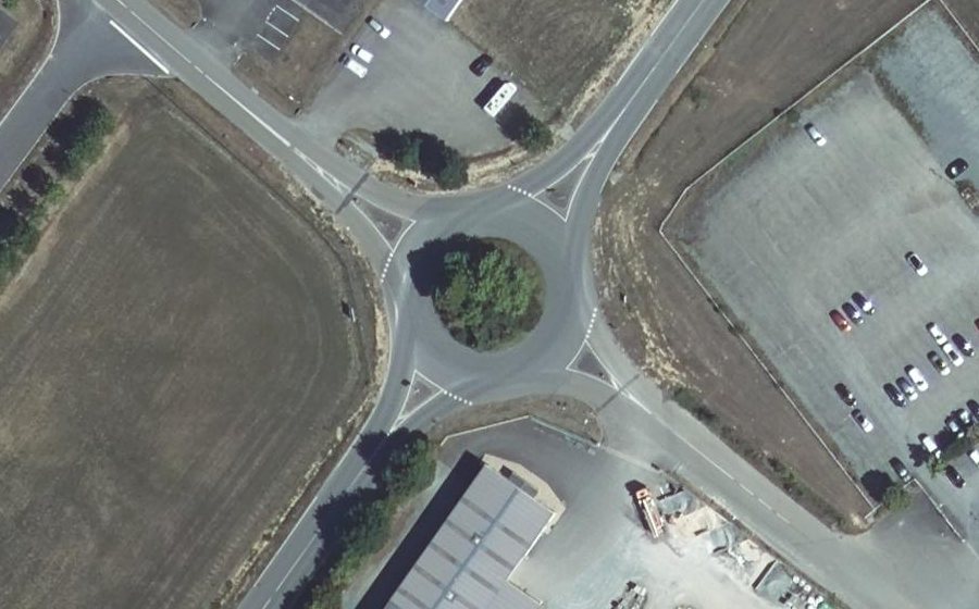 Vue aérienne du Rond-point anonyme n°58117130