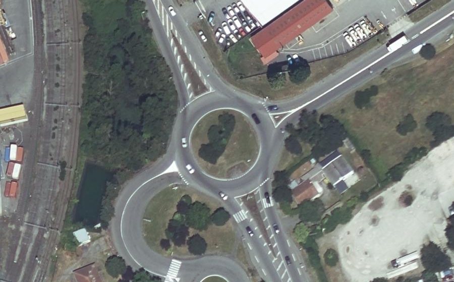 Vue aérienne du Rond-point anonyme n°581204360