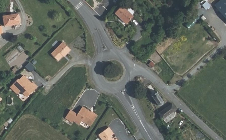 Vue aérienne du Rond-point anonyme n°58123445