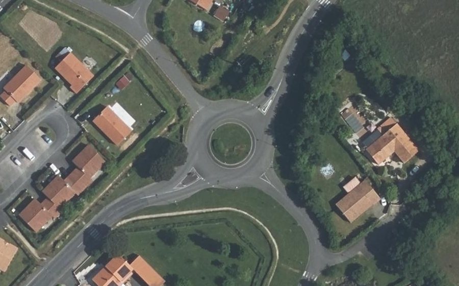 Vue aérienne du Rond-point anonyme n°58123450